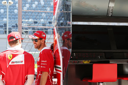 Гонщики Ferrari Кими Райкконен и Себастьян Феттель