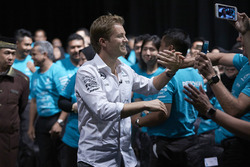 Les employés de Petronas accueillent Nico Rosberg, Mercedes AMG F1