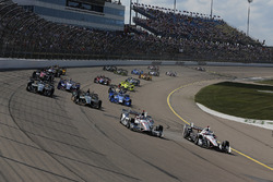 Helio Castroneves, Team Penske Chevrolet, Will Power, Team Penske Chevrolet voert na de start het ve