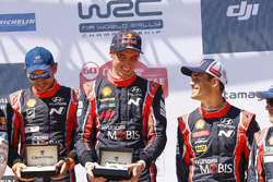 Les vainqueurs Thierry Neuville, Nicolas Gilsoul, le troisième Dani Sordo, Hyundai Motorsport