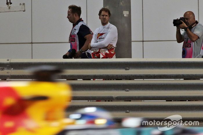 Sebastian Vettel, Ferrari se detuvo en la segunda sesión de práctica