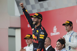 Daniel Ricciardo, Red Bull Racing voor Valtteri Bottas, Mercedes AMG F1 en Lance Stroll, Williams