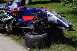 Wreckage of the car of Carlos Sainz Jr., Scuderia Toro Rosso STR12, after his collision, Felipe Mass