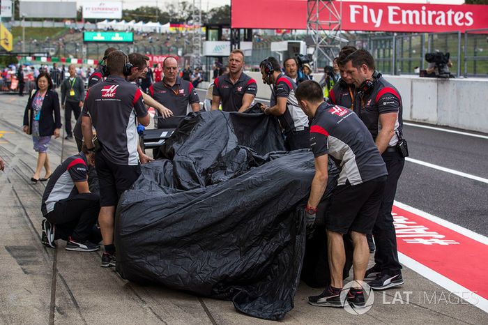 El coche chocado de Romain Grosjean, Haas F1 Team VF-17 regresado a pits