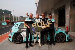 Pole position for Rob Huff, Leopard Racing Team WRT, Volkswagen Golf GTi TCR