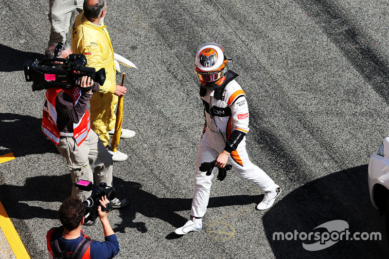 Stoffel Vandoorne, McLaren vuelve a boxes después de parar en el circuito