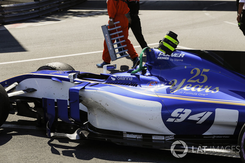 Pascal Wehrlein, Sauber C36, hasar görmüş aracıyla