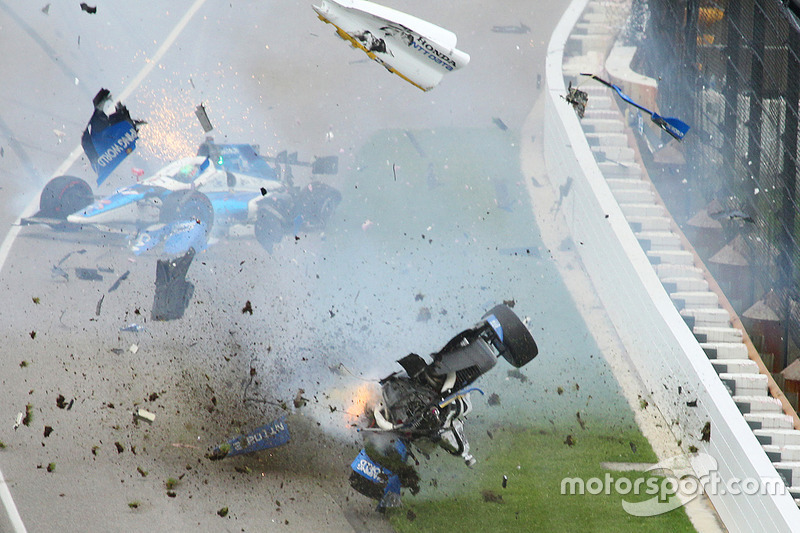 Scott Dixon, Chip Ganassi Racing Honda, Jay Howard, Schmidt Peterson Motorsports Honda involved in a huge crash