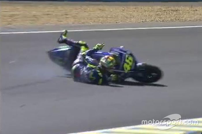 Valentino Rossi se fue al suelo en la última vuelta
