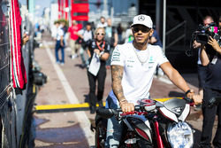 Lewis Hamilton, Mercedes AMG F1, sur sa moto