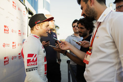 Santino Ferrucci , Haas F1 Team, con los medios