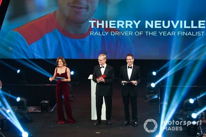 Ari Vatanen en el escenario para entregar el premio al mejor piloto de rally del año