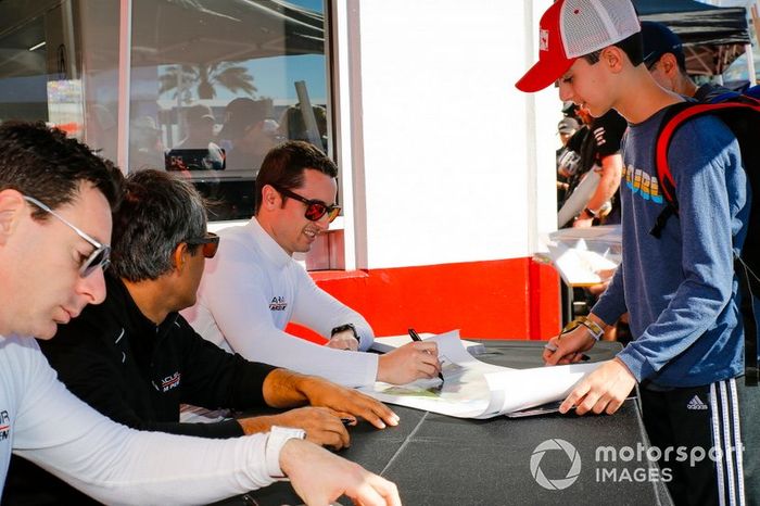 #6 Acura Team Penske Acura DPi, DPi: Juan Pablo Montoya, Dane Cameron, Simon Pagenaud, autograph session