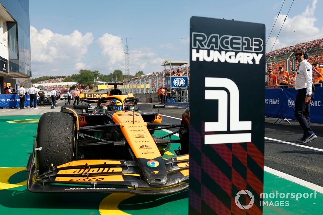 Oscar Piastri, McLaren MCL38, 1ª posição, chega a Parc Ferme