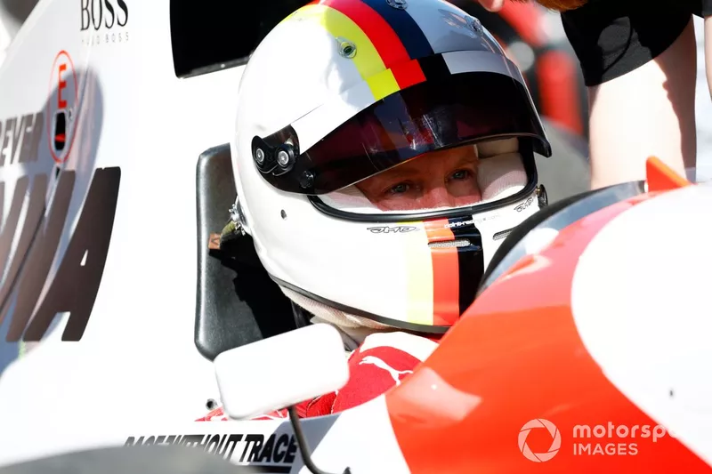 Sebastian Vettel bereidt zich voor om met Ayrton Senna's McLaren MP4/8 te rijden