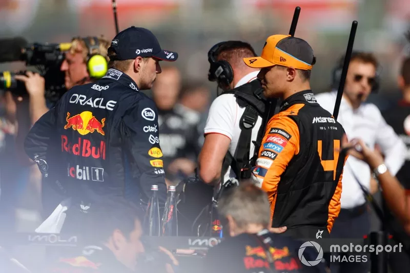 Max Verstappen, Red Bull Racing, Lando Norris, McLaren F1 Team, parlent au Parc Ferme après les qualifications
