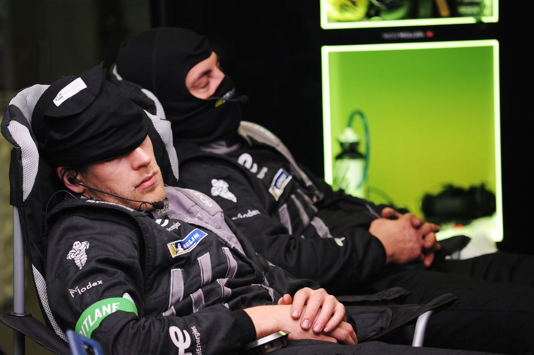 Los mecánicos de Peugeot Totalenergies duermen