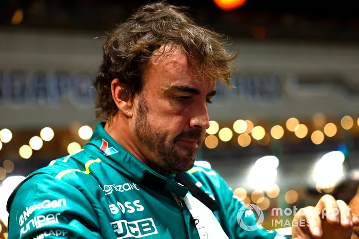 Fernando Alonso, Aston Martin F1 Team, en la parrilla de salida