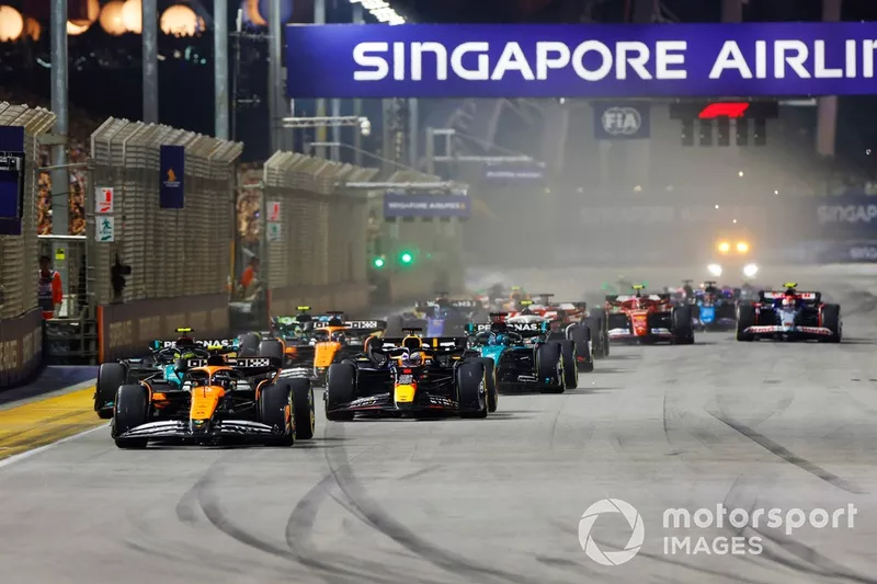 Lando Norris, McLaren MCL38, Max Verstappen, Red Bull Racing RB20, Lewis Hamilton, Mercedes F1 W15, George Russell, Mercedes F1 W15, Sergio Perez, Red Bull Racing RB20, le reste du peloton au départ.