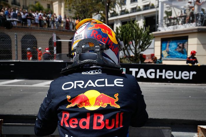 Sergio Pérez, Red Bull Racing, junto a la pista tras caerse en la salida