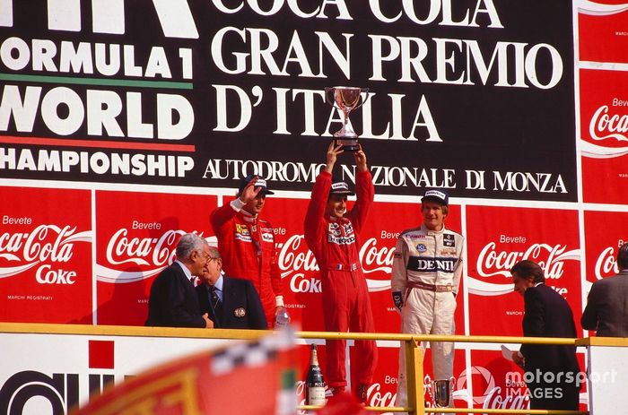 Alain Prost (McLaren Honda) 1ª posición, Gerhard Berger (Ferrari) 2ª posición y Thierry Boutsen (Williams Renault) 3ª posición en el podio.