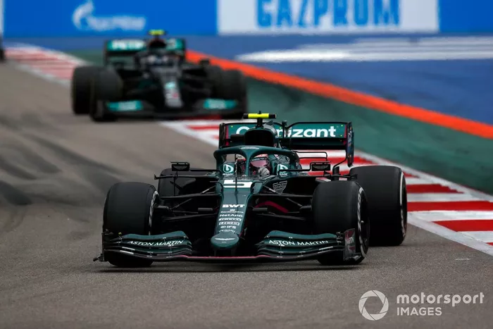 Sebastian Vettel, Aston Martin AMR21, Valtteri Bottas, Mercedes W12