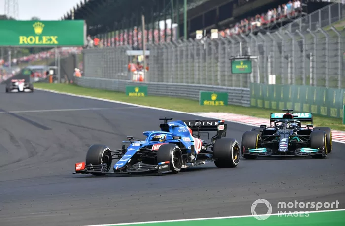 Fernando Alonso, Alpine A521, Lewis Hamilton, Mercedes W12