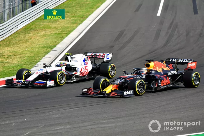 Mick Schumacher, Haas VF-21, lucha con Max Verstappen, Red Bull Racing RB16B