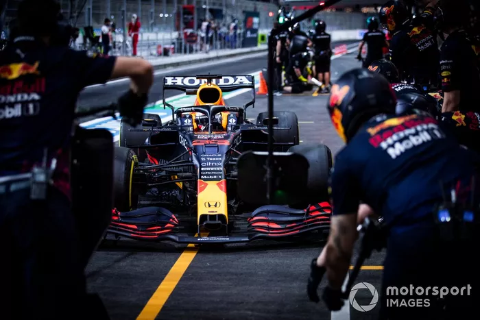 Max Verstappen, Red Bull Racing RB16B, en boxes