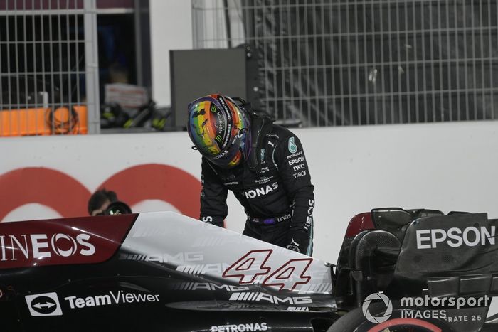 Ganador de la pole position Lewis Hamilton, Mercedes, celebra