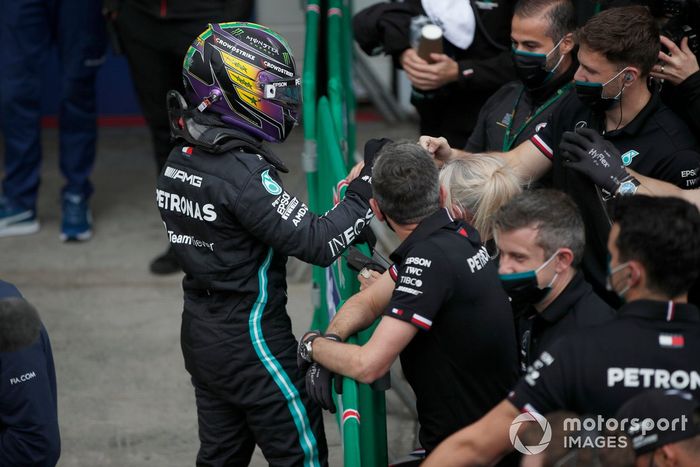 Lewis Hamilton, de Mercedes, celebra con su equipo tras conseguir la pole para la carrera Sprint