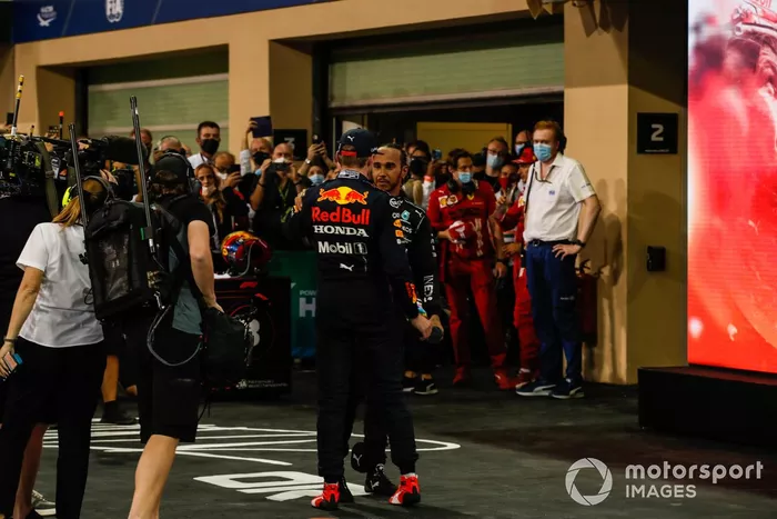 Max Verstappen, Red Bull Racing, 1ª posición, Lewis Hamilton, Mercedes, 2ª posición, se felicitan mutuamente en el Parc Ferme tras la carrera