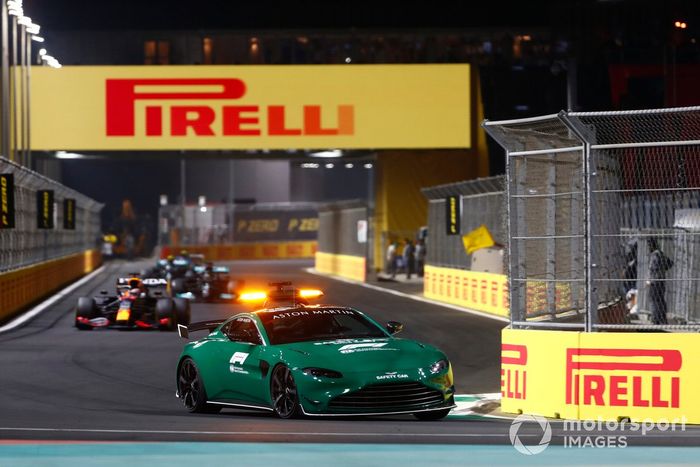 El coche de seguridad Max Verstappen, Red Bull Racing RB16B, Lewis Hamilton, Mercedes W12, y Valtteri Bottas, Mercedes W12