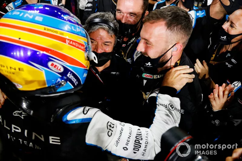Fernando Alonso, Alpine A521, tercer clasificado del GP de Qatar, lo celebra con su equipo