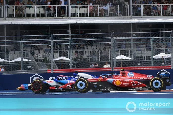 Daniel Ricciardo, RB F1 Team VCARB 01, lucha con Carlos Sainz, Ferrari SF-24