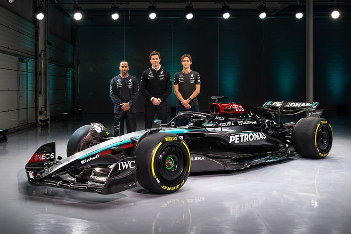 Lewis Hamilton, Mercedes, George Russell, Mercedes, Toto Wolff, Team Principal y CEO, Mercedes-AMG

