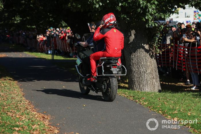 Charles Leclerc, Scuderia Ferrari, es llevado a boxes tras abandonar en la primera vuelta.