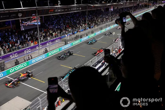 Sergio Pérez, Red Bull Racing RB19, Fernando Alonso, Aston Martin AMR23, George Russell, Mercedes F1 W14, y el resto de la parrilla en la salida