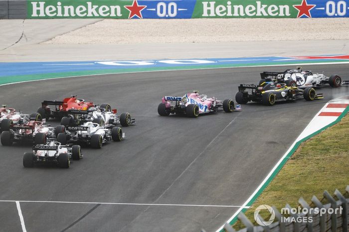 Pierre Gasly, AlphaTauri AT01, Esteban Ocon, Renault F1 Team R.S.20, Lance Stroll, Racing Point RP20, Sebastian Vettel, Ferrari SF1000, al inicio