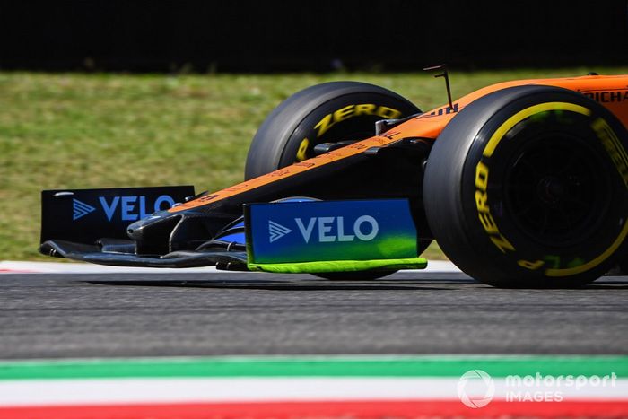 Pintura de parafina en el ala delantera del McLaren MCL35