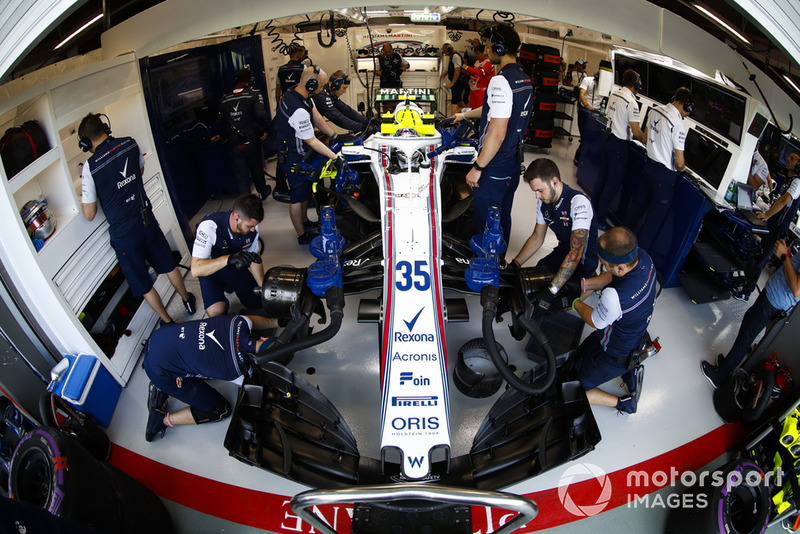 Les ingénieurs travaillent sur la voiture de Sergey Sirotkin, Williams FW41, au garage