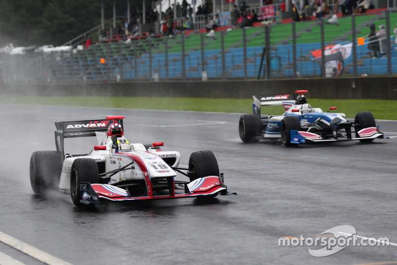 関口雄飛（ITOCHU ENEX TEAM IMPUL）と小林可夢偉（carrozzeria Team KCMG）