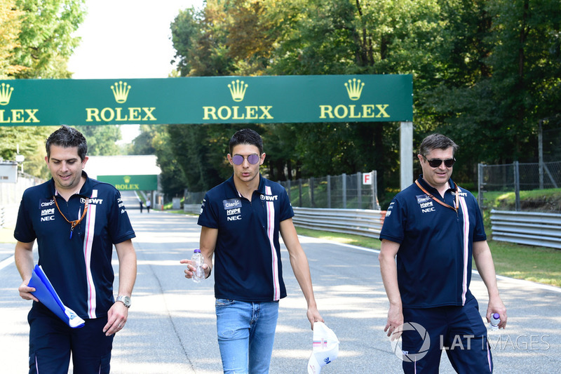 Esteban Ocon, Racing Point Force India F1 Team ispeziona il circuito