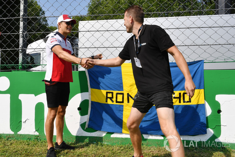 Marcus Ericsson, Alfa Romeo Sauber F1 Team with flag remembering Ronnie Peterson