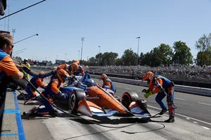 Scott Dixon, Chip Ganassi Racing Honda, pit stop