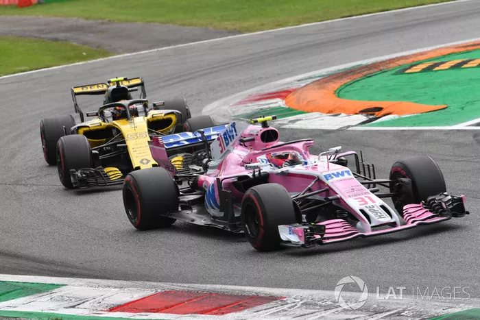 Esteban Ocon, Racing Point Force India VJM11 y Carlos Sainz Jr., Renault Sport F1 Team R.S. 18 