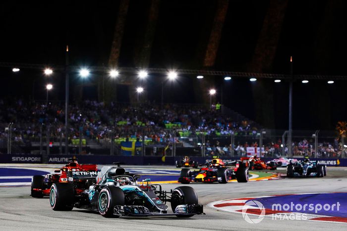 Lewis Hamilton, Mercedes AMG F1 W09 EQ Power+, Sebastian Vettel, Ferrari SF71H, y Max Verstappen, Red Bull Racing RB14