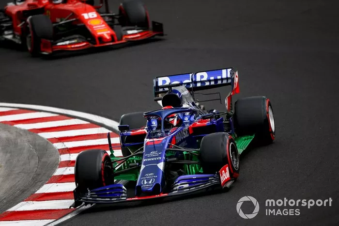 Daniil Kvyat, Toro Rosso STR14, y Charles Leclerc, Ferrari SF90