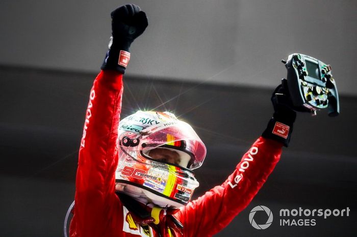 Ganador de la carrera Sebastian Vettel, Ferrari celebra en el Parc Ferme 