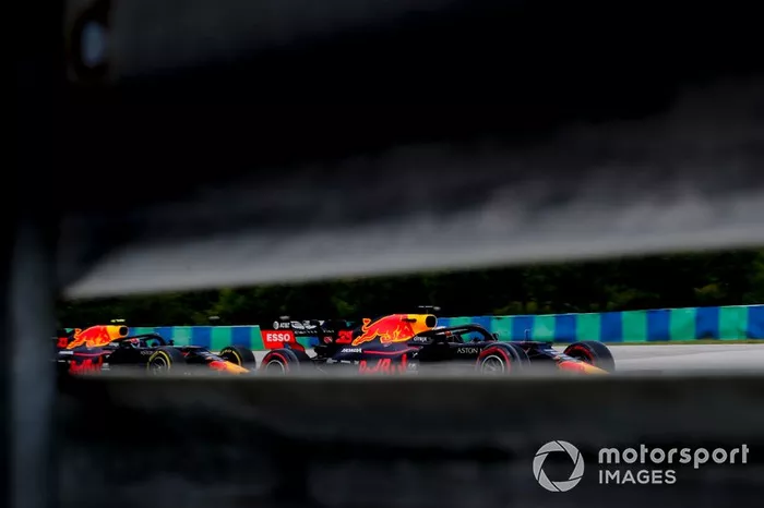 Max Verstappen, Red Bull Racing RB15, y Pierre Gasly, Red Bull Racing RB15